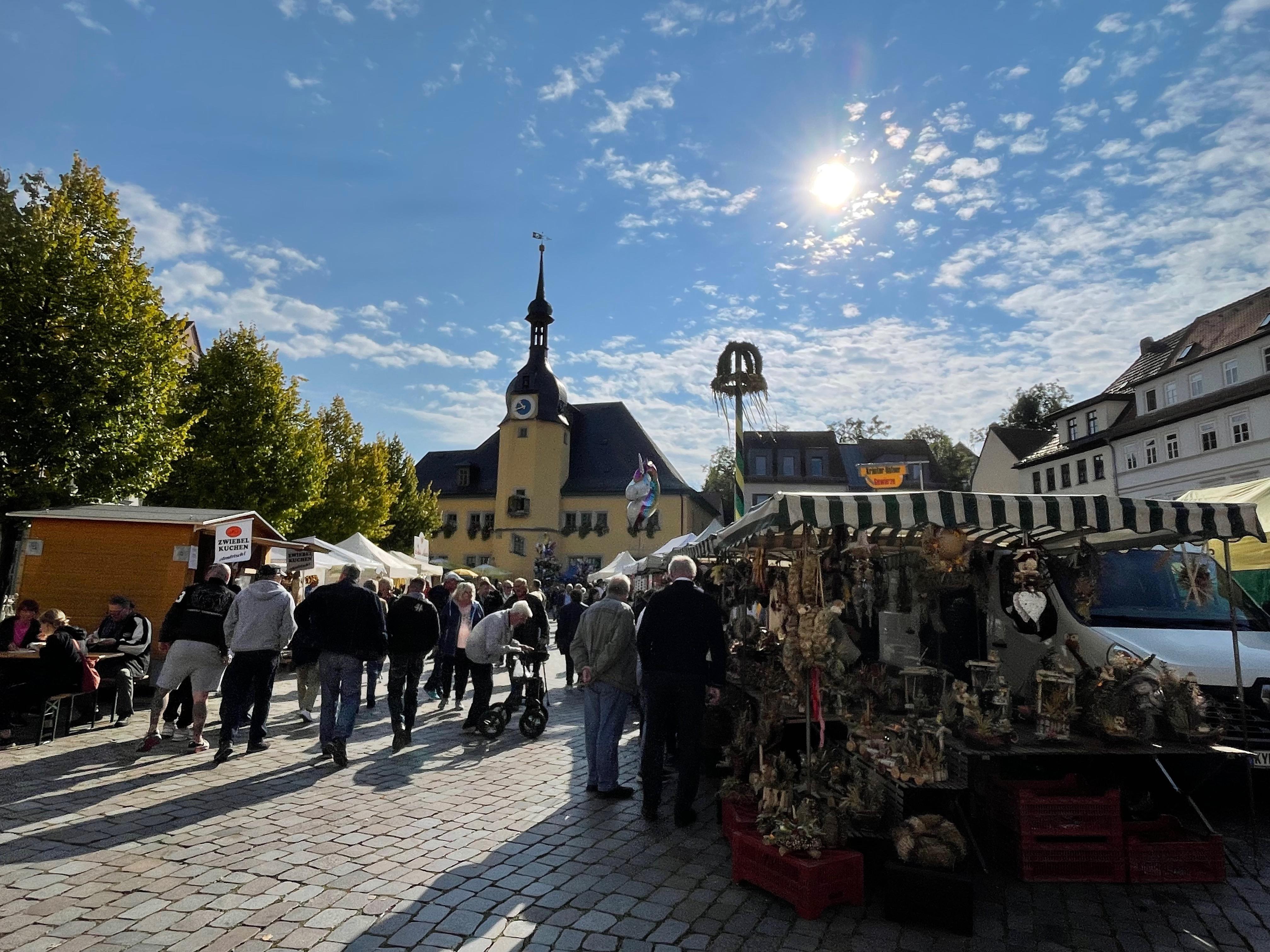 Markt mit Verkaufsständen vor dem Apoldaer Rathaus